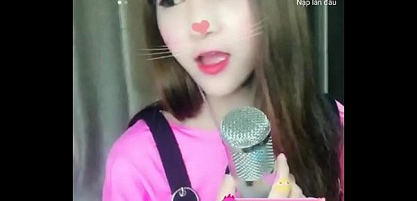  Em gái xinh xắn ngồi hát trên livestream Uplive